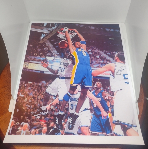 KOBE BRYANT LAKERS VS KINGS BACKWARDS DUNK💥8.5x11 ULTRA PREMIUM GLOSSY POSTER! - Picture 9 of 9